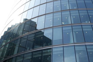 玻璃幕墙玻璃自爆与塑胶零配件 潜在原因与相互作用